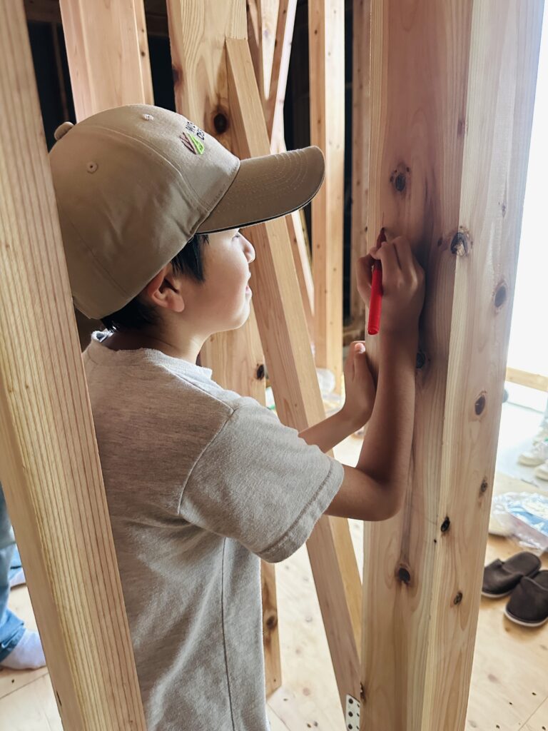 祝上棟！！　見えなくなる柱にお家の記念に・・